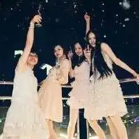 qq头像带字的女生4个闺蜜不是一人一张头像
