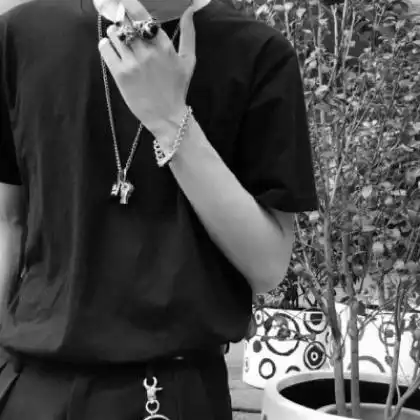  冷酷男生头像黑白,爱就一辈子喜欢就是喜欢