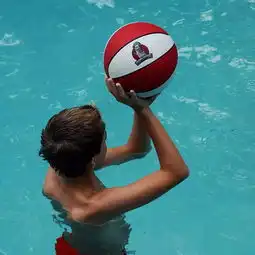  第一届蜈支洲岛水下接吻大赛即将开始谁是接吻之王