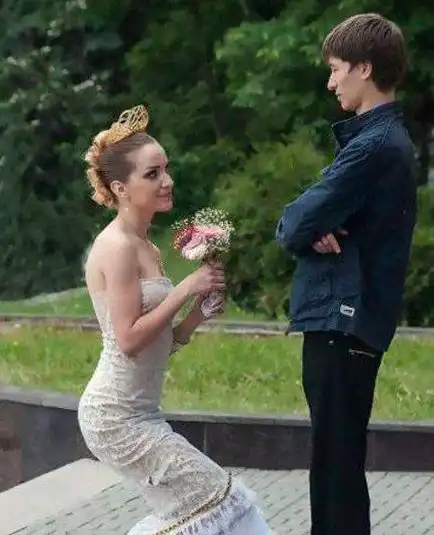  搞笑gif我们ktv高嗓门妹子,来高歌一曲为大家助兴