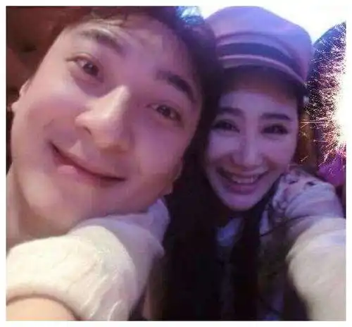  她是王思聪坚持点赞2年的网红,看到真人模样,难怪了