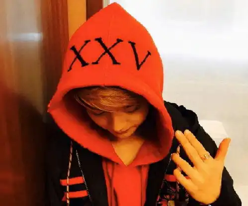  鹿晗关晓彤又发糖,两人暗戳戳穿情侣装晒自拍,网友有夫妻相了