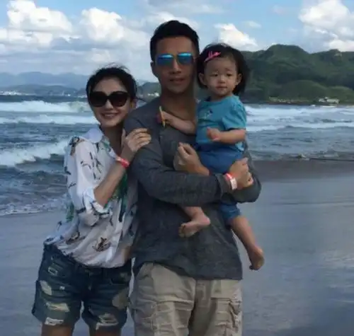  台媒曝大s去世小s反应奇怪,汪小菲换黑色头像,多方消息传出