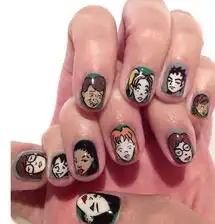  披萨香水与臀部指甲油盘点怪味美妆