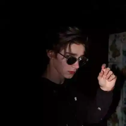  帅气欧洲男生头像,推荐封面抽烟的一张