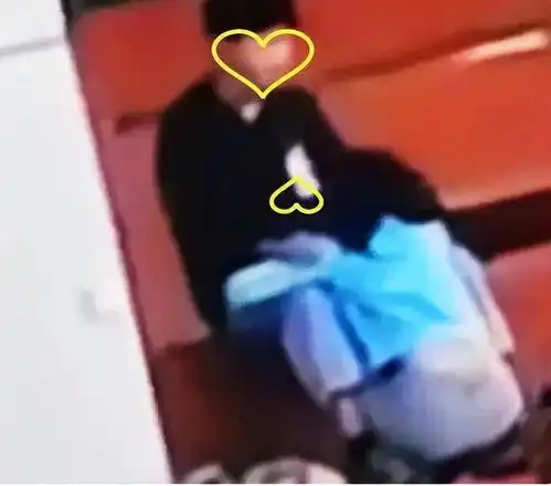 某校园小情侣在操场台阶上做不雅之事,全程被偷拍,并上传至网络