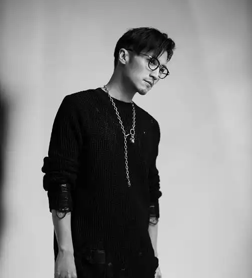  王菲去前夫李亚鹏家被拍,传出分手消息,谢霆锋晒情侣戒指否认