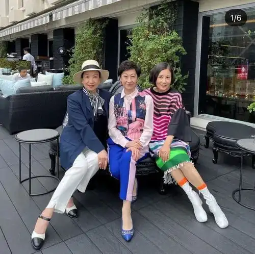 汪明荃跟闺蜜逛街,74岁满脸皱纹还这么漂亮,穿长裙短靴很时髦