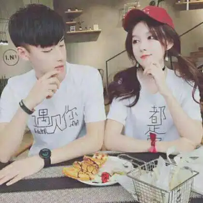  亲亲情侣头像两人两张,送给幸福甜蜜的情侣专用的