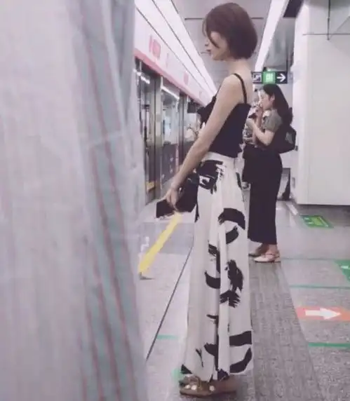  某音等车女神走红,颜值爆表撞脸古力娜扎,网友恋爱的感觉