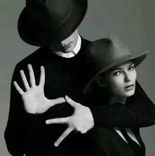  情侣头像众生皆苦,只有你是草莓味