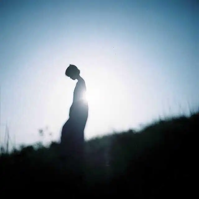  男人心累了的感情句子,句句心酸催泪