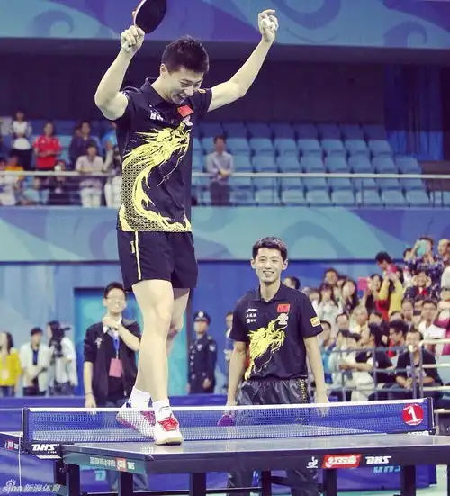  不得了了胖子官员带张继科和马龙出来卖艺了