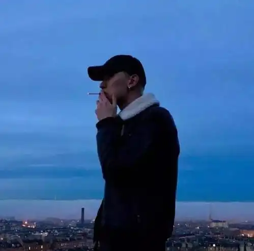  一个人在变成铁石心肠之前也曾付出了全部的温柔与善意吧