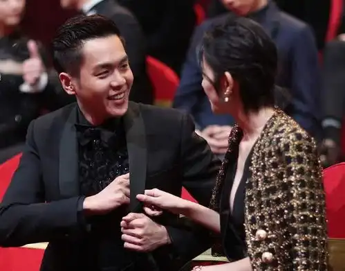  张若昀造型过头啦没唐艺昕管穿超性感西装,但戴项圈真的man吗