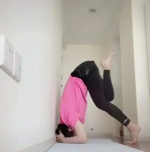  周丽淇分享冻龄秘诀,倒立秀性感身材,意外曝光与傅程鹏内地爱巢