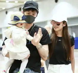  付辛博单手抱娃爸爸力max辣妈颖儿挽老公手臂甜蜜爆棚