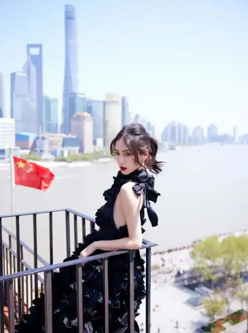  baby化身黑玫瑰,穿黑色波边礼服大秀美背,温柔又性感