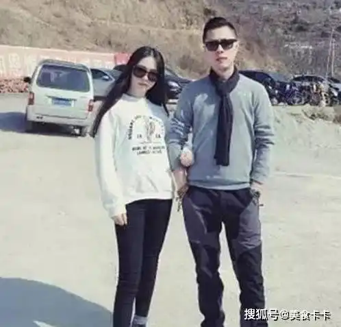  冻龄爸爸走红,父女相差25岁像情侣,女儿澄清这是我亲爹