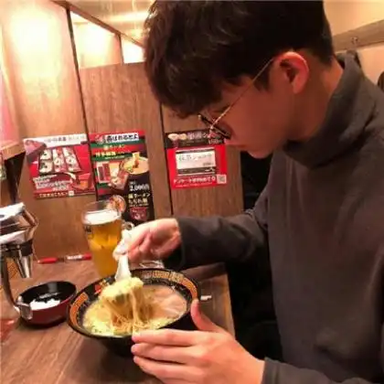  个性情侣头像一男一女,虽然相爱但是眼中带着遗憾