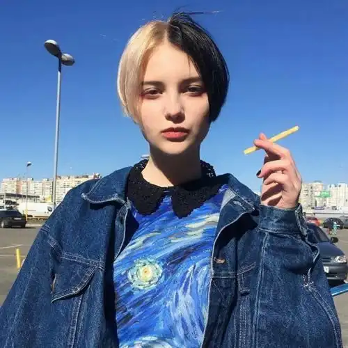  短发牛仔女汉子