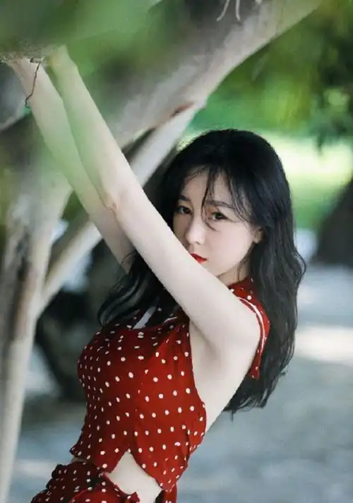  好事将近张檬和男友小五身穿情侣装,中指手戴情侣对戒疑似订婚