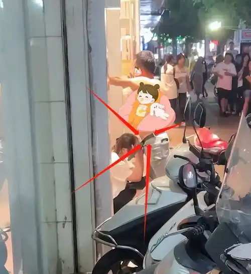  福建情侣当街恩爱,男子裸半身解皮带,疑情侣吵架女方补偿男友