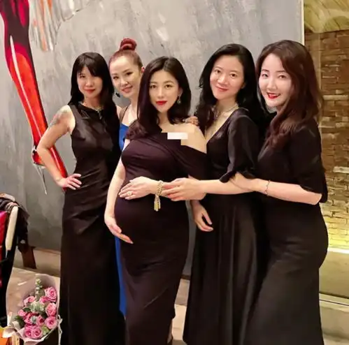 朱珠挺8个月孕肚庆生,穿斜肩礼服身姿曼妙,金手链和戒指超抢镜