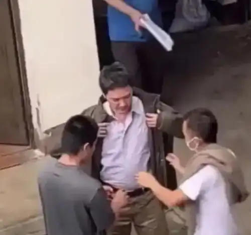  冯绍峰被爆瘦得皮包骨,留长头发穿花衬衣,新剧造型像流浪汉