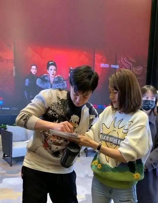  汪峰明天发新歌章子怡太兴奋和周一围穿情侣装,私下里一样甜