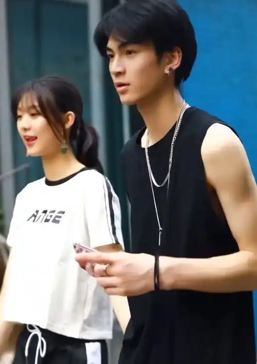  明明是街头颜值最高的00后情侣,衣品却一言难尽,杨幂都救不了