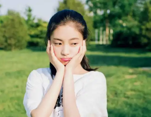  杨幂又签新艺人,长相一点也不输迪丽热巴,看样又要被带红