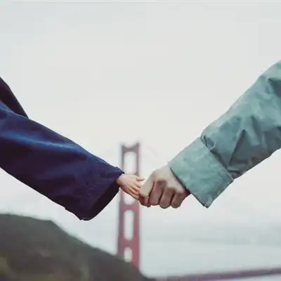  牵手情侣头像真人情侣头像手牵手一左一右