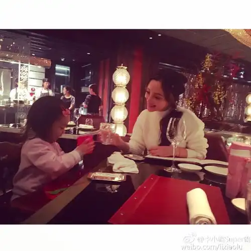 母女变闺蜜李小璐与小甜馨吃西餐举杯对饮