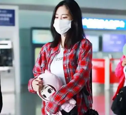  张碧晨又现身机场,红色方格衬衫配黑色裤,这双腿比郑爽还细