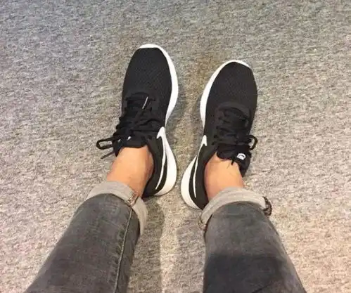  耐克阿迪黑白配舒适时尚运动休闲,比专柜代购都便宜