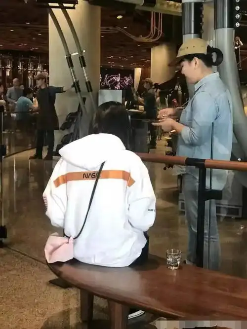  网友偶遇郑爽带着爸爸与男友逛街,张恒一副准女婿模样
