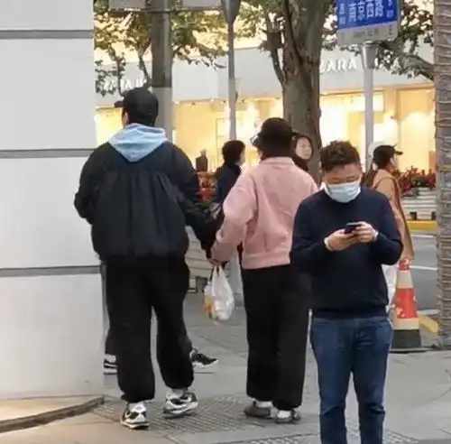  孙俪穿拖鞋逛街不嫌冷邓超穿情侣棉裤,俩人看背影就一米五