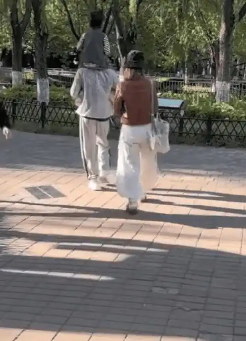  张歆艺袁弘带儿子逛公园被偶遇6岁四坨坐爸爸肩上,侧脸更像妈