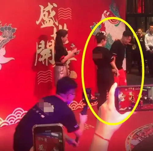  杜海涛与吴昕穿情侣装现身两人亲密互动,跟女友都没这么甜