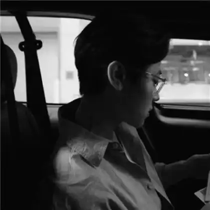  男生颓废伤感黑白头像图片,时间总在怂恿我对你的真心