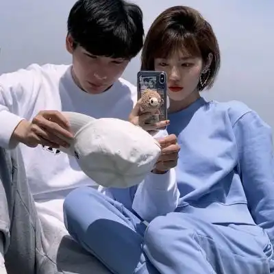  唯美情侣头像一人一张超级的浪漫意难平时间久了不知道是喜欢还是执念