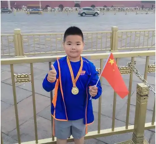  谢腾飞长大了,身高直逼妈妈王小蒙,亲爸竟是乡村爱情中的他