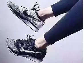  耐克黑白阴阳飞线情侣款码数36...