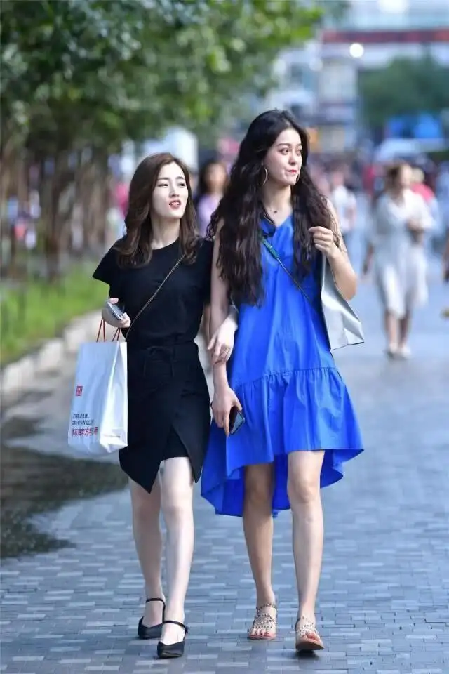 美女舒适又清新的连衣裙搭配,大气美观很有都市丽人的感觉