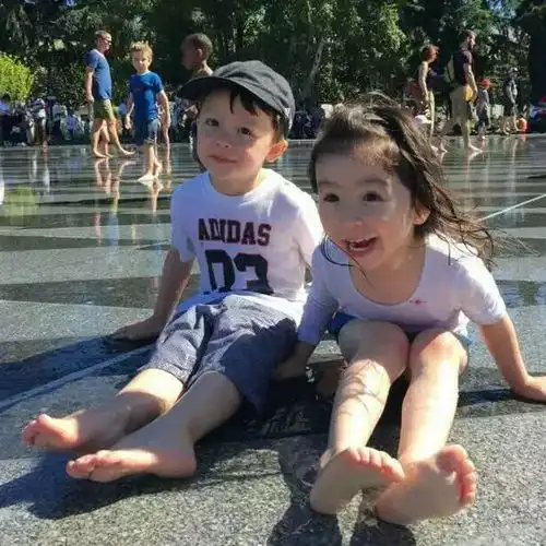  情侣头像我床上有两个枕头,你要一起来睡吗