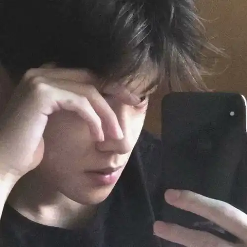  对镜拍一眼心动的温柔男生头像