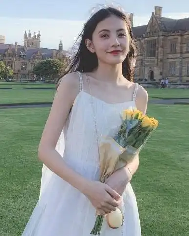 夏日吊带裙的穿搭,简单的裙子搭配出不一样的感觉