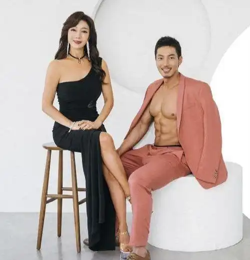  奶奶身材凹凸有致惹众人惊叹,和儿子拍照被误认为情侣