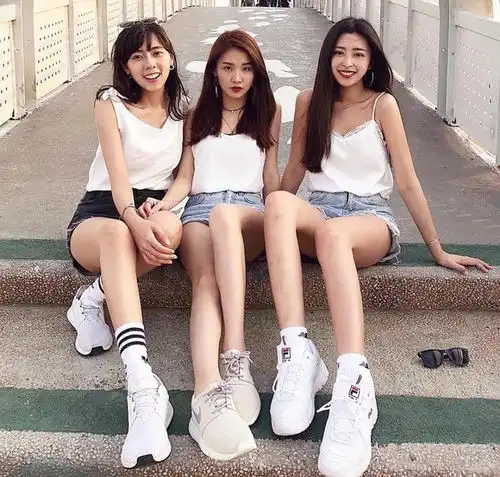  腿短美女怒穿短裤,我们腿长着呢